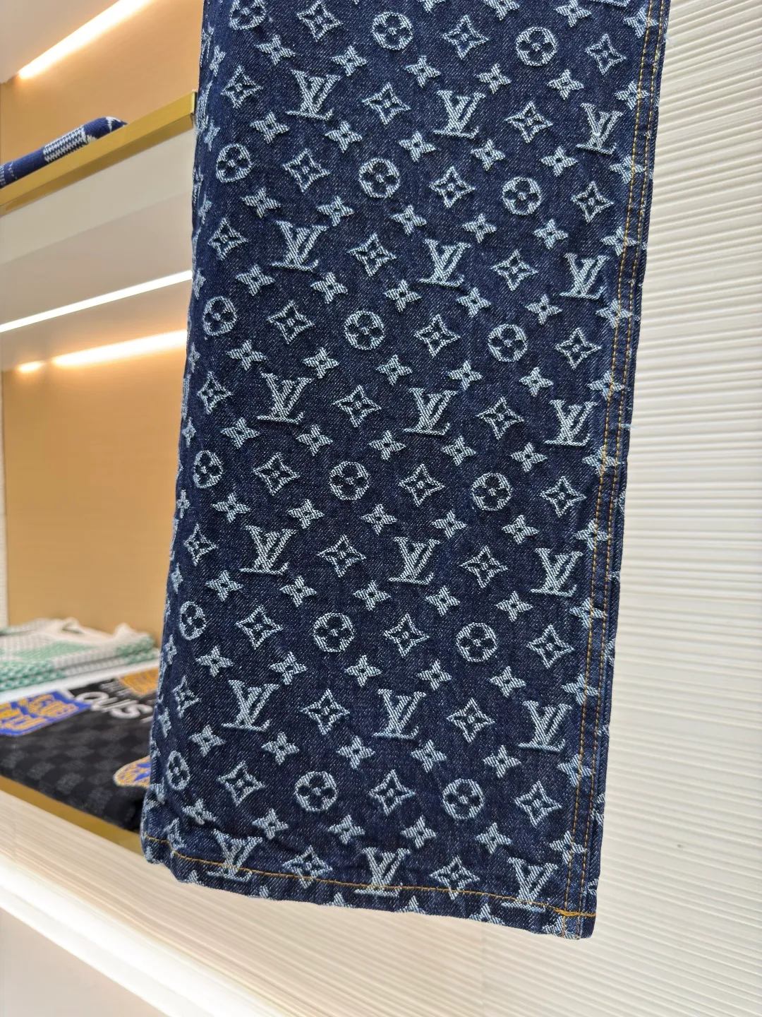 LOUIS VUITTON presbyopic all-over printed jeans ●Authentic product: Purchased and developed by 16639 ●Item number: 1680009-B35 ●Fabric: Denim denim fabric ●Technology: Jacquard production ●Version: Fitted version ●Weight: about 850 grams ●Size: 30-32-34-36 ●Description: The fabric is made of denim, full of Monogram jacquard pattern, and is decorated with hot-drilling technology to form the brand's classic pattern. The waist is made of old flocked leather tags, and the hardware is molded. The overall routing is straight and delicate. The fabric is comfortable and soft, and the color is consistent without color difference. It can be matched with the same style to create a fashionable look and control various occasions. Customized accessories, complete with three standards, same style for men and women.